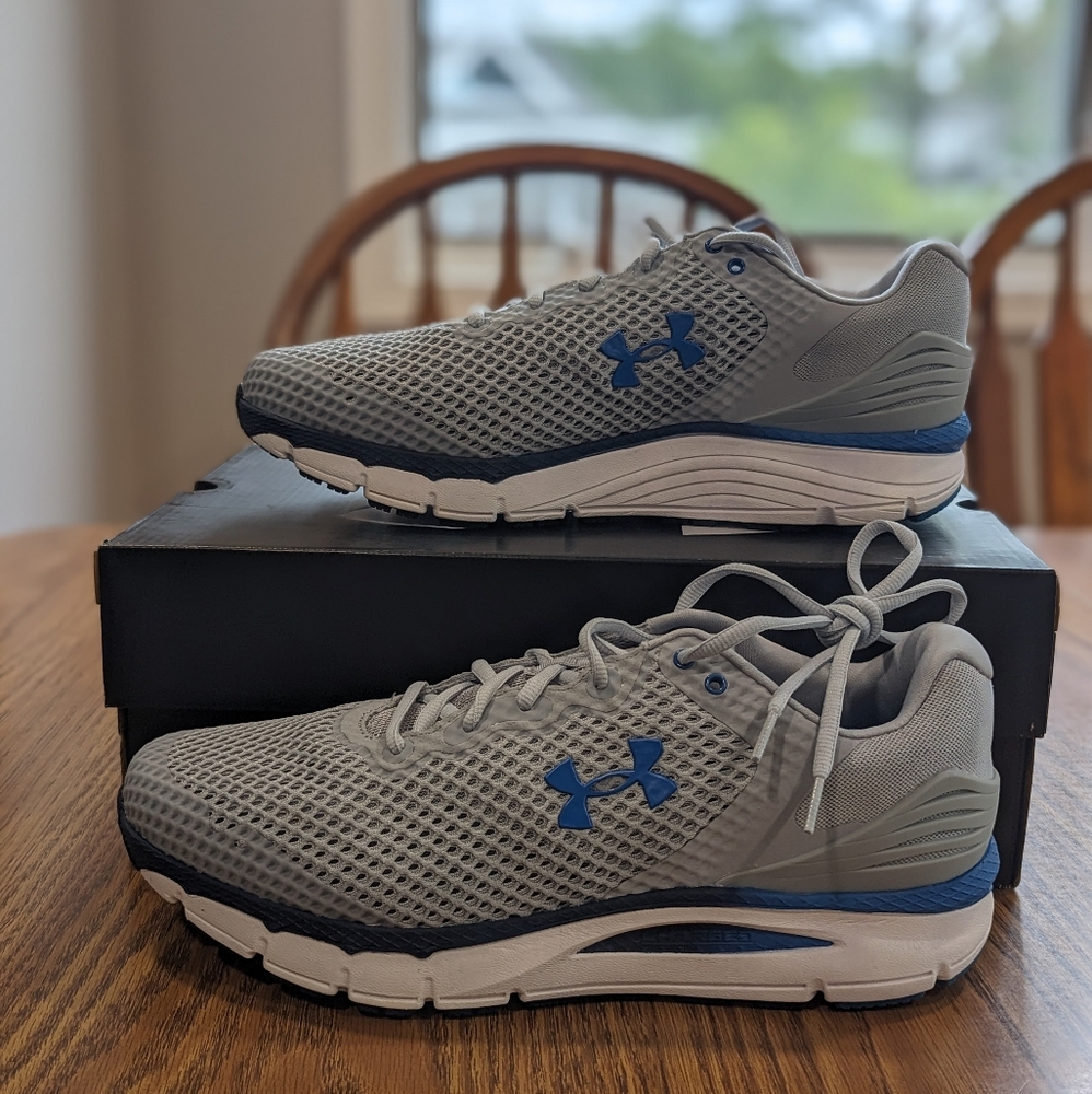 Men's under armour shoes size 11 UA Charged Intake 5